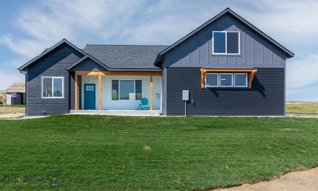 view of front of home featuring a front yard