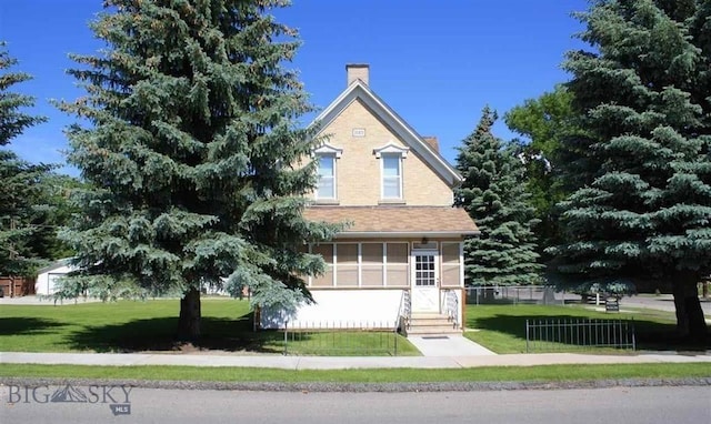 view of front facade with a front lawn