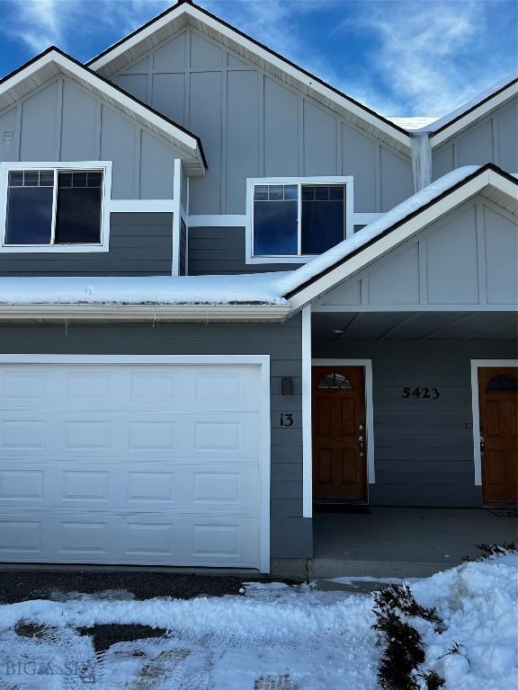 view of front facade featuring a garage