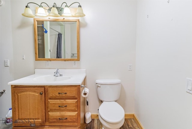 full bath with baseboards, toilet, a shower with curtain, wood finished floors, and vanity