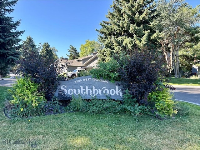 community / neighborhood sign featuring a lawn