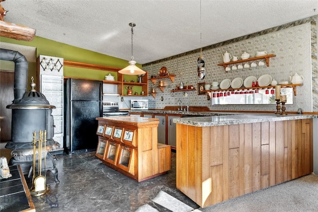 kitchen with sink, hanging light fixtures, kitchen peninsula, stainless steel appliances, and a textured ceiling