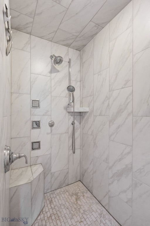 bathroom featuring tiled shower