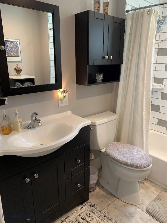 full bathroom featuring shower / tub combo, vanity, and toilet