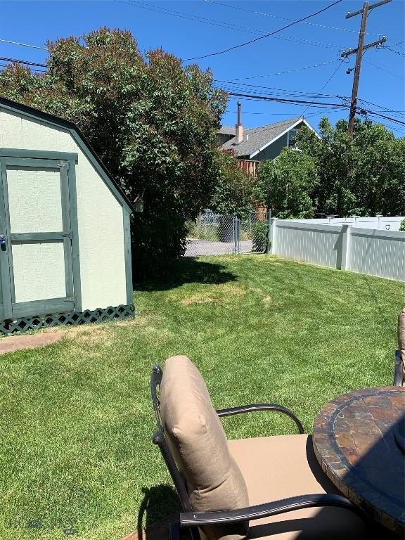 view of yard featuring a shed