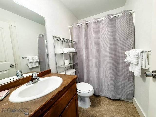 bathroom featuring a shower with curtain, vanity, and toilet