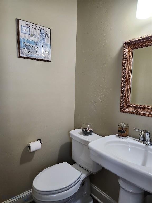 bathroom featuring toilet and sink