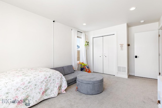 bedroom featuring visible vents, recessed lighting, carpet floors, and a closet
