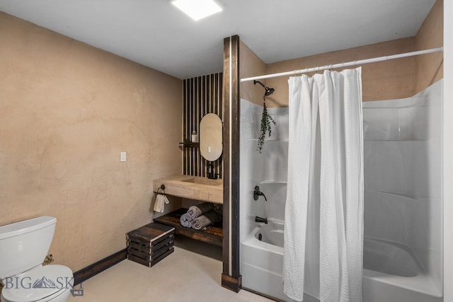 bathroom featuring shower / tub combo with curtain and toilet