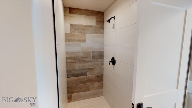 bathroom featuring tiled shower