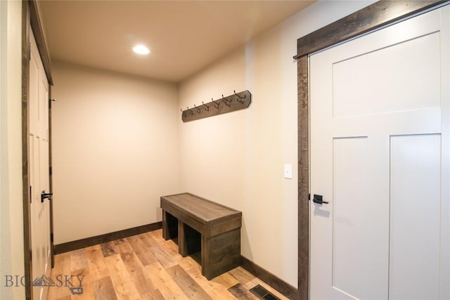 mudroom with light wood-style flooring, recessed lighting, baseboards, and visible vents