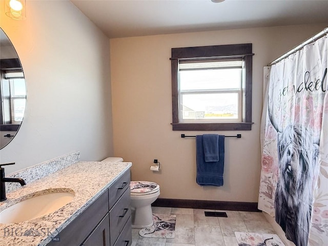 full bathroom featuring a shower with shower curtain, baseboards, toilet, and vanity