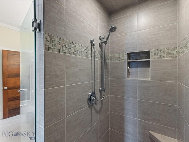 bathroom featuring tiled shower