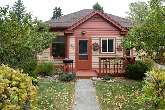 view of front of home with a front lawn