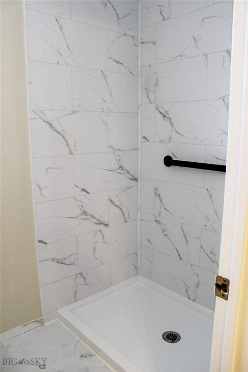 bathroom featuring tiled shower