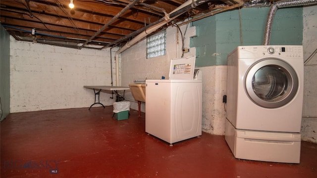 laundry room featuring washer and clothes dryer