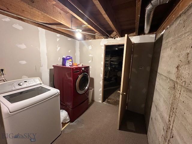 washroom featuring washing machine and clothes dryer