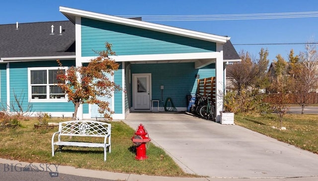 view of front facade featuring a front lawn and a carport