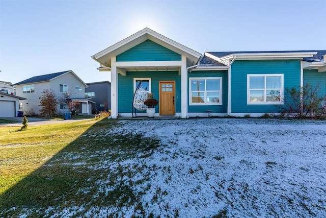 single story home featuring a front yard