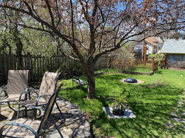 view of yard featuring an outdoor fire pit