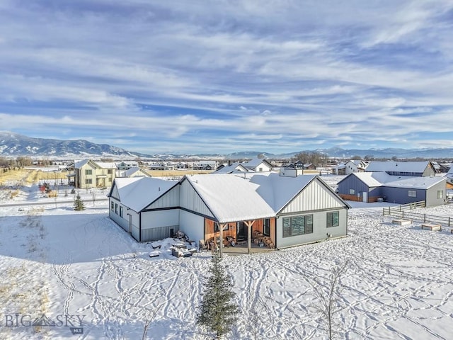 view of front of home featuring a mountain view