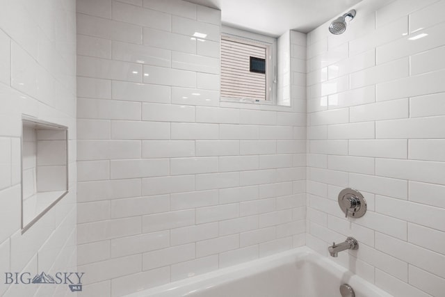 bathroom with tiled shower / bath