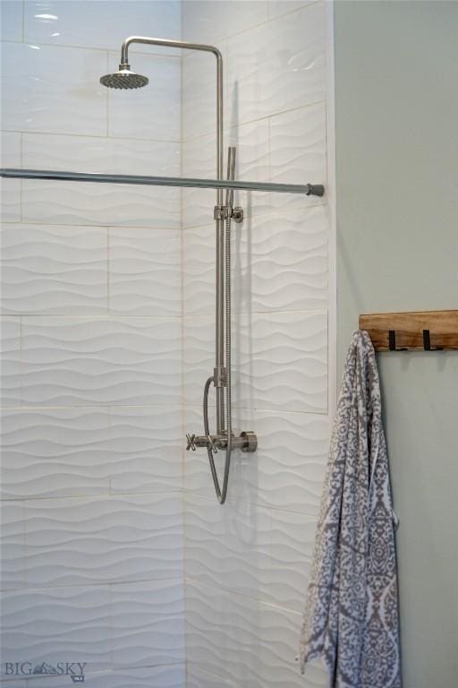 bathroom featuring tiled shower