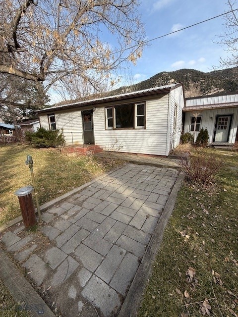 ranch-style house featuring a front yard