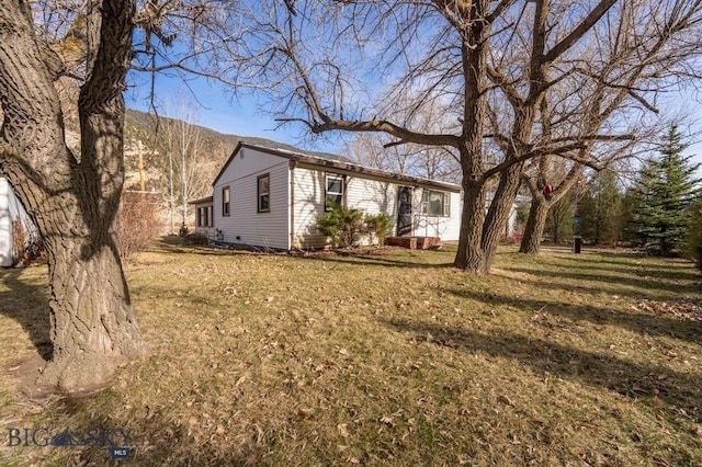 view of front of home featuring a mountain view and a front yard