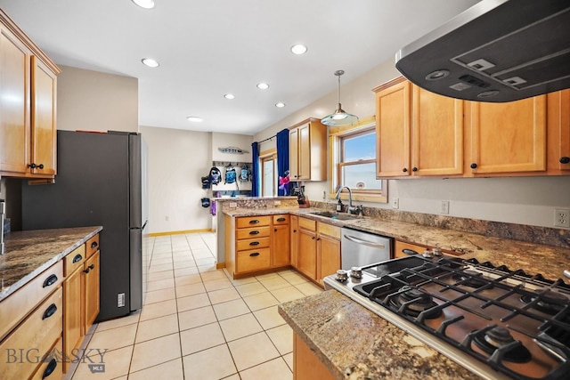 kitchen with recessed lighting, stainless steel appliances, light tile patterned floors, a sink, and a peninsula