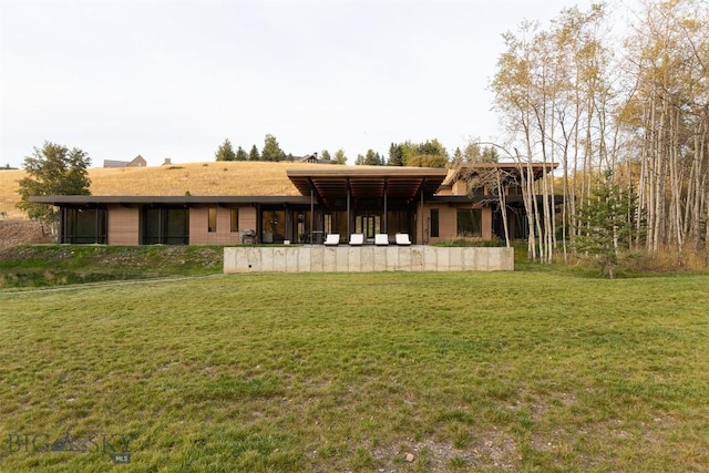 back of house featuring a lawn