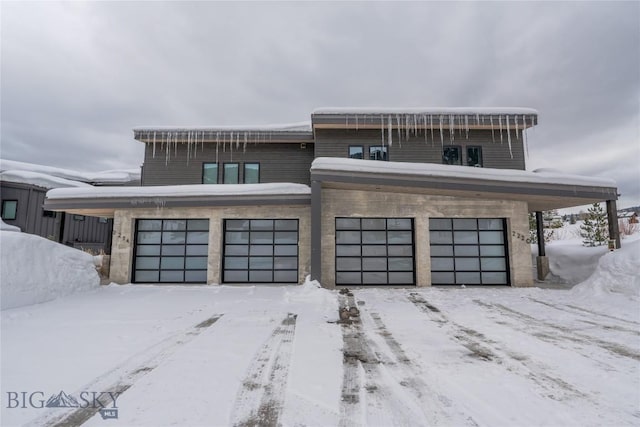 view of front facade featuring a garage