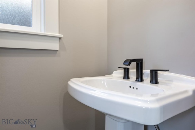 bathroom featuring a sink