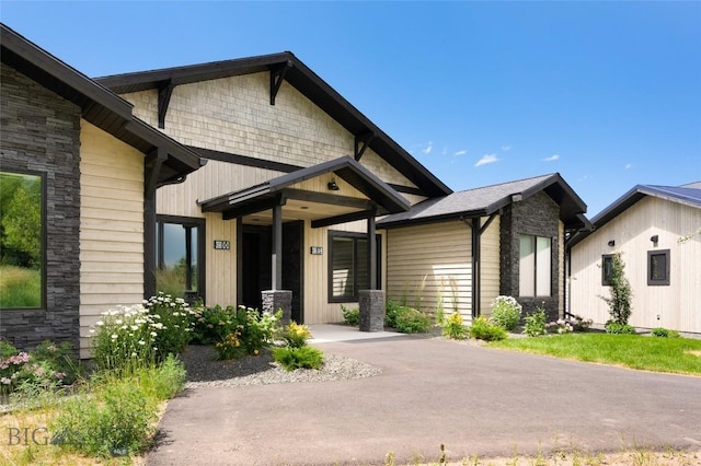 view of front of house with driveway