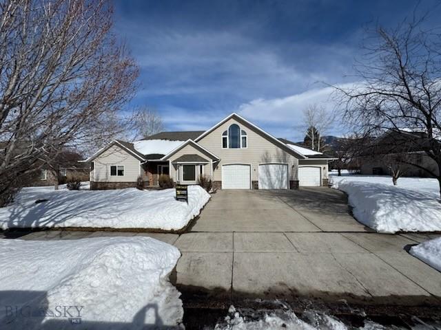 view of front facade featuring concrete driveway