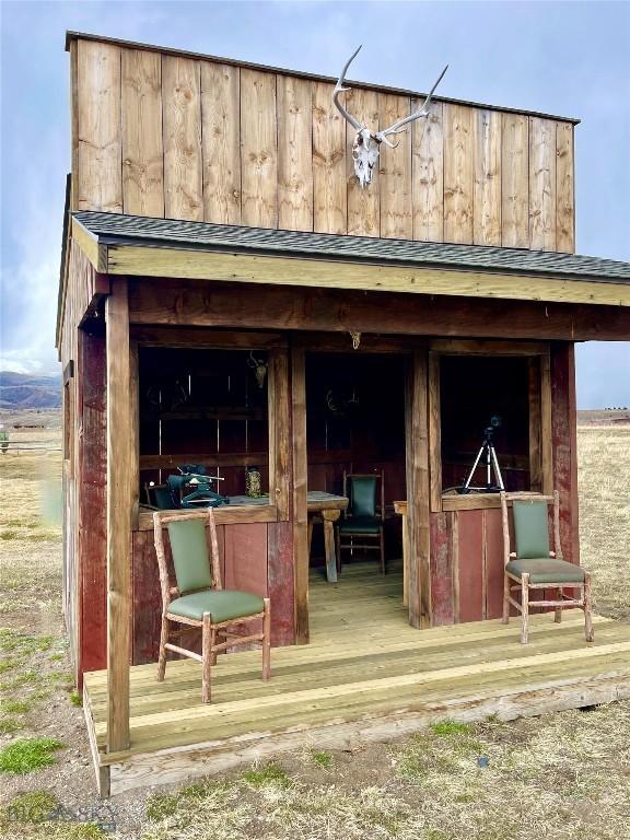 view of outdoor structure featuring an outbuilding