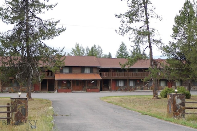 view of front of house with driveway