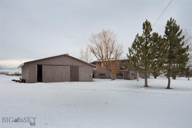 view of front of property with a pole building, a detached garage, and an outdoor structure