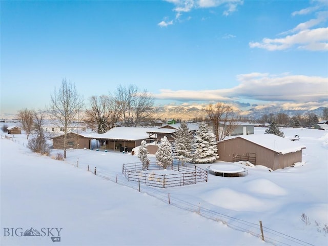 view of front of property featuring fence