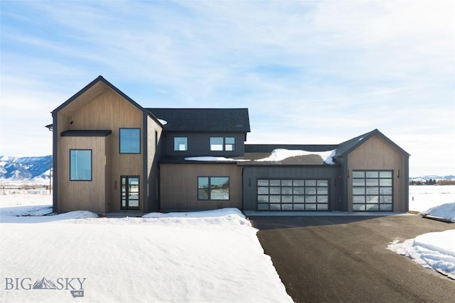 view of front facade with a garage and driveway