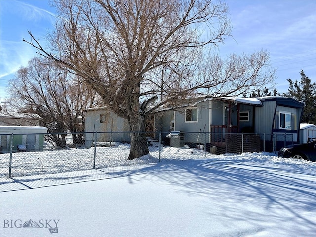 view of front of home featuring a fenced front yard