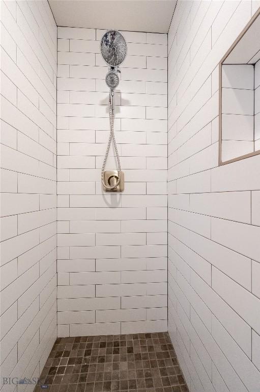 bathroom featuring tiled shower