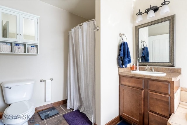 full bathroom featuring tile patterned flooring, toilet, a shower with shower curtain, vanity, and baseboards