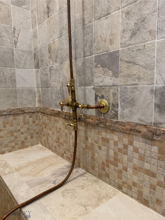 bathroom featuring tiled shower