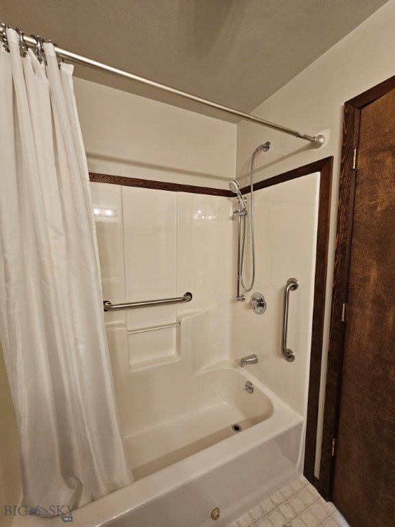 bathroom featuring shower / bath combo with shower curtain