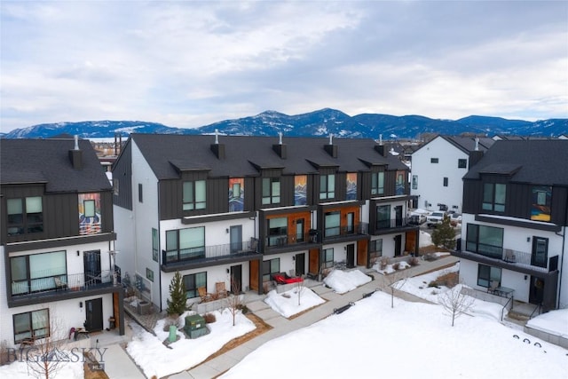 birds eye view of property featuring a residential view and a mountain view