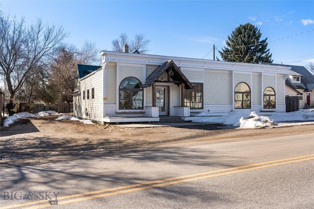 view of front of property featuring dirt driveway