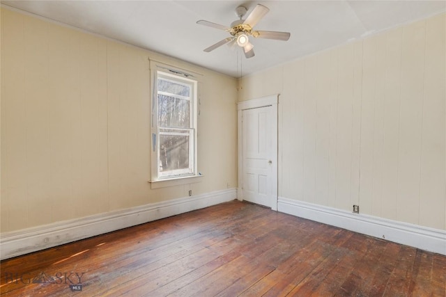 empty room featuring dark wood-style floors and ceiling fan