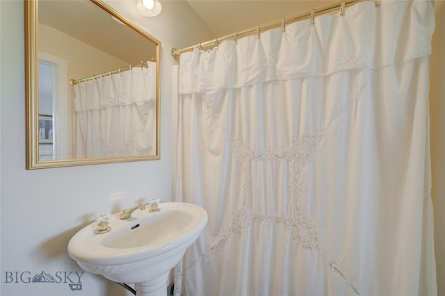 bathroom featuring a sink