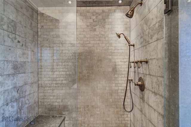 bathroom featuring a tile shower